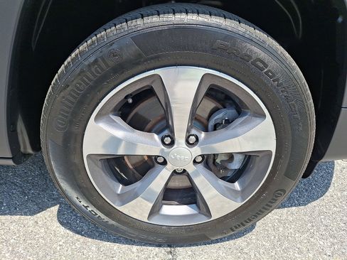 Used 2019 Jeep Cherokee Limited w/ Technology Group AWD/4WD image 8