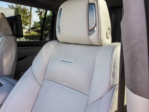 Used 2025 Cadillac Escalade ESV Premium Luxury Platinum image 25