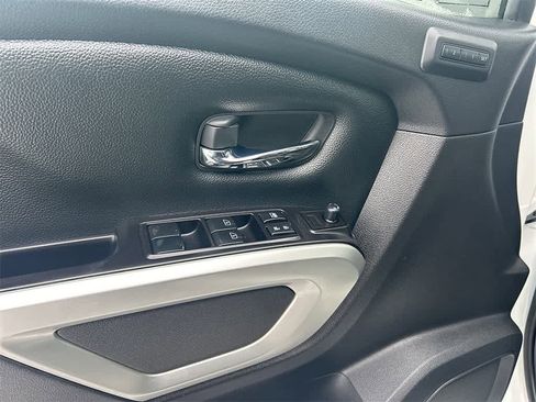 Used 2021 Nissan Titan SL w/ Moonroof Package image 14