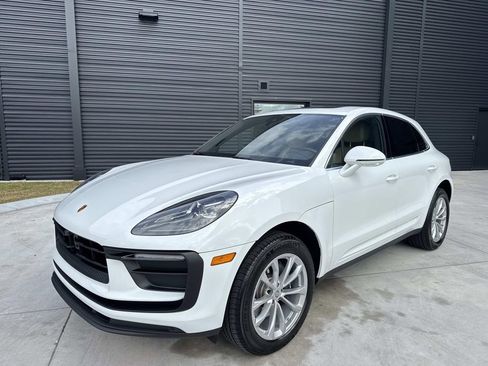 Certified 2025 Porsche Macan image 1