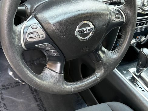 Used 2018 Nissan Pathfinder SV image 11