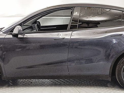 Used 2024 Tesla Model Y Long Range AWD/4WD image 5