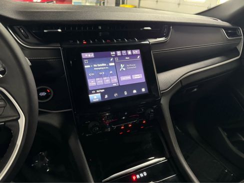 Used 2023 Jeep Grand Cherokee Altitude image 18