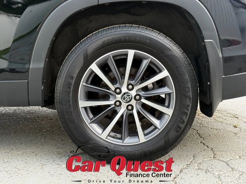 Used 2019 Toyota Highlander XLE w/ Preferred Accessory Package AWD/4WD image 24