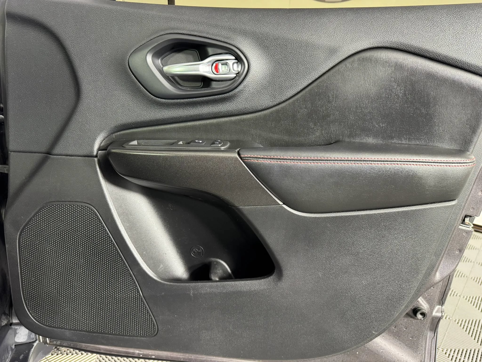 Used 2019 Jeep Cherokee Trailhawk AWD/4WD image 39