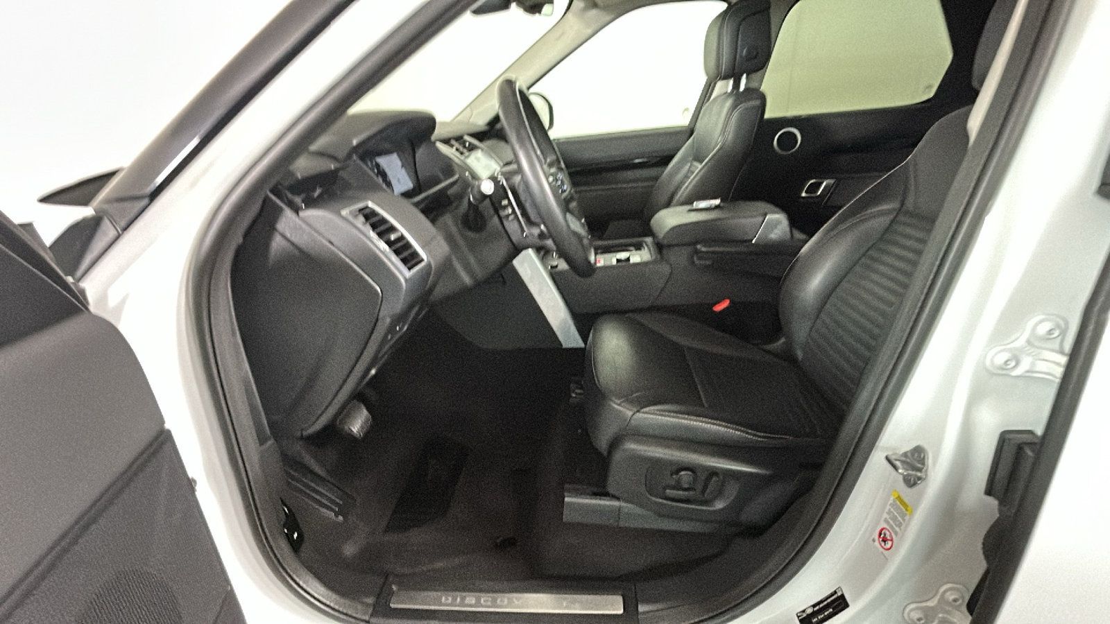 Used 2024 Land Rover Discovery S AWD/4WD image 11