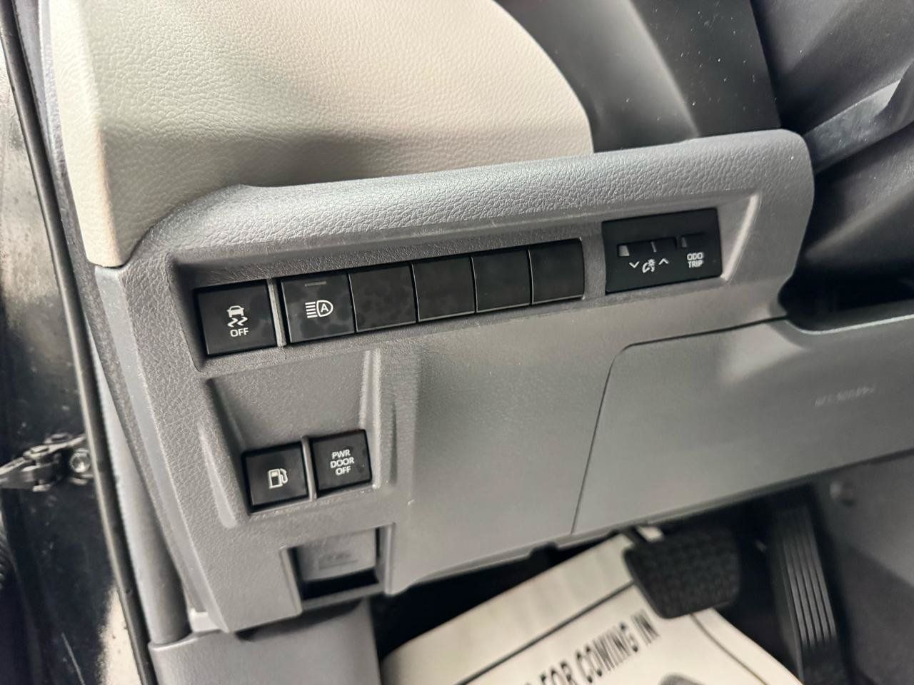 Used 2024 Toyota Sienna LE AWD/4WD image 11