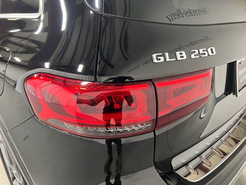 Used 2022 Mercedes-Benz GLB 250 4MATIC image 13