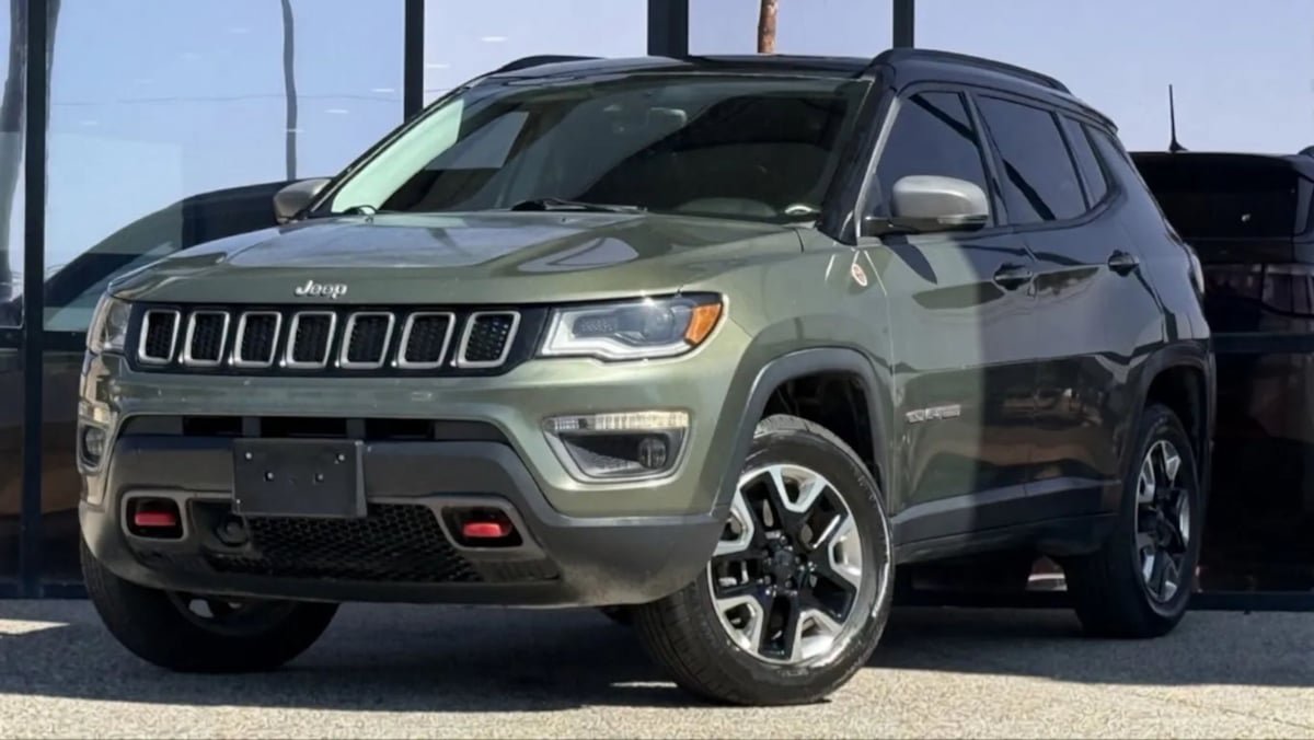 Used 2017 Jeep Compass Trailhawk AWD/4WD image 2