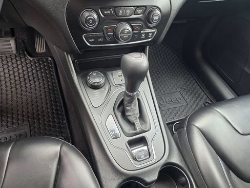 Used 2019 Jeep Cherokee Latitude Plus w/ Comfort/Convenience Group AWD/4WD image 22