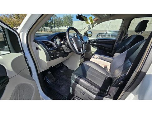 Used 2015 Chrysler Town & Country Touring image 10