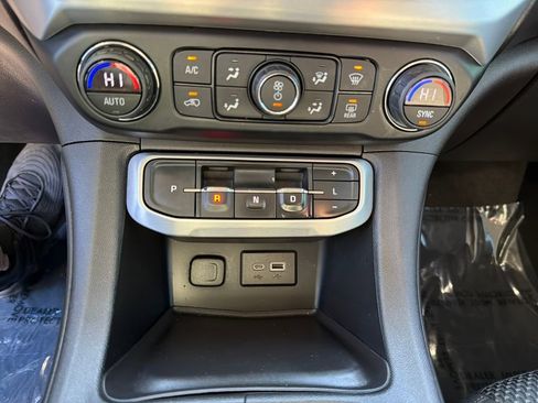 Used 2021 GMC Acadia SLE image 27