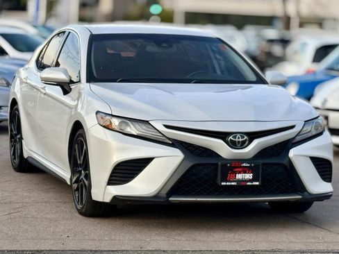 Used 2019 Toyota Camry XSE image 3