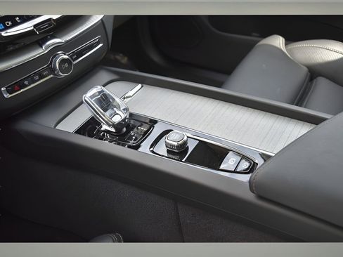 Certified 2025 Volvo XC60 B5 Ultra w/ Protection Package Premier image 36