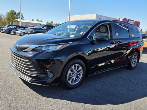 Certified 2023 Toyota Sienna LE image 3