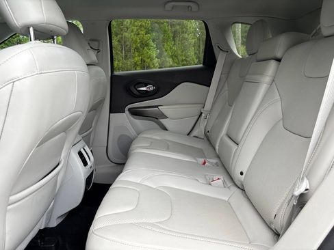 Used 2019 Jeep Cherokee Limited AWD/4WD image 16