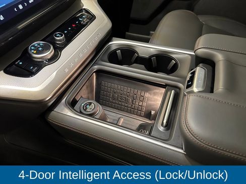 Used 2025 Ford Expedition Active image 32