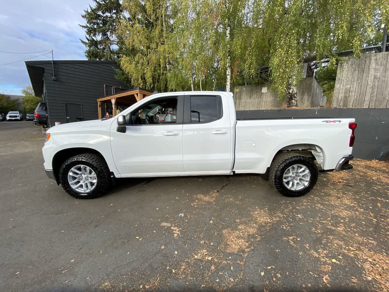 Used 2023 Chevrolet Silverado 1500 LT AWD/4WD image 3
