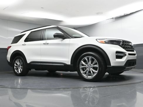 Used 2021 Ford Explorer XLT w/ Equipment Group 202A AWD/4WD image 27