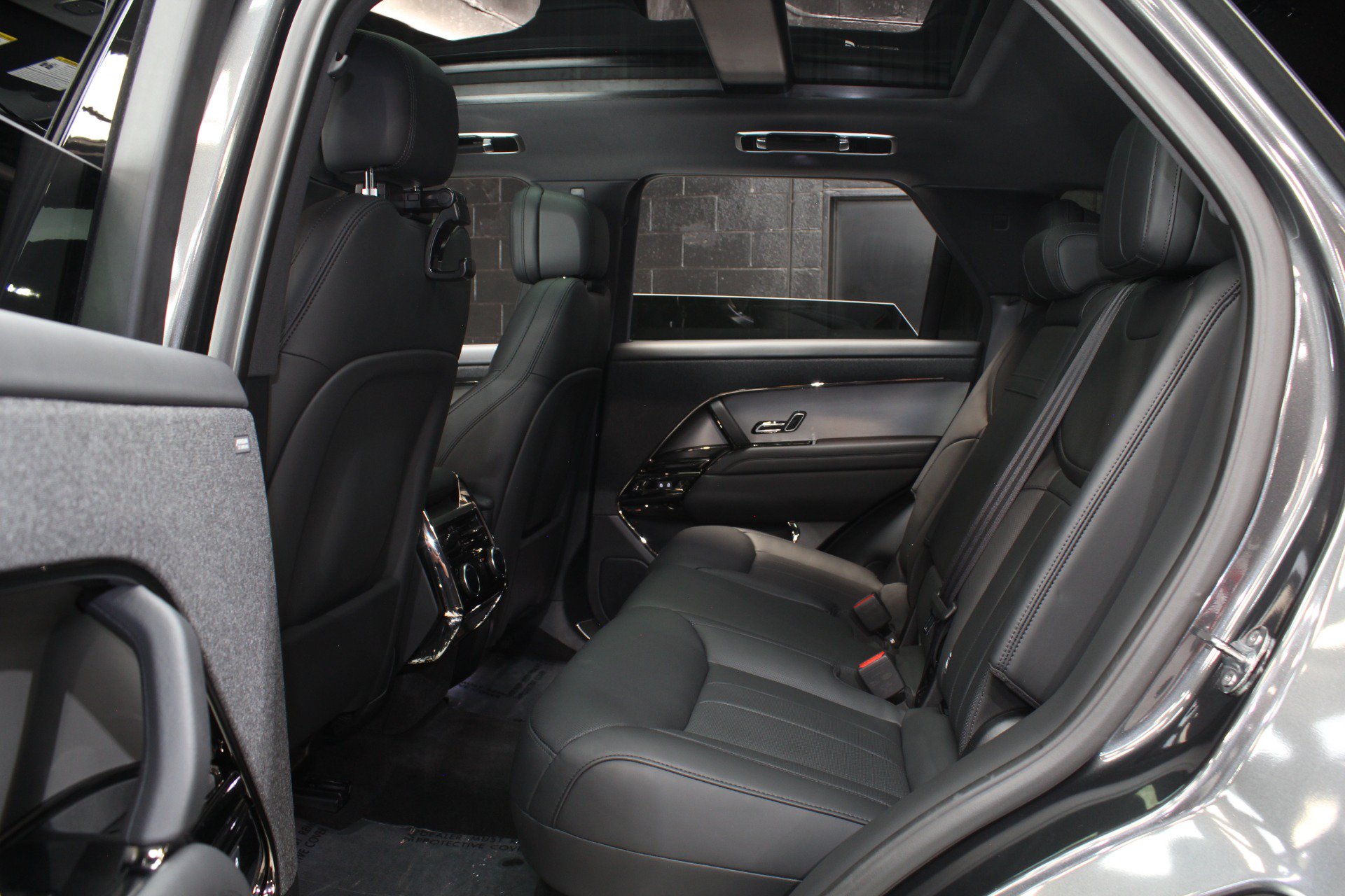 Used 2025 Land Rover Range Rover Sport SE AWD/4WD image 47
