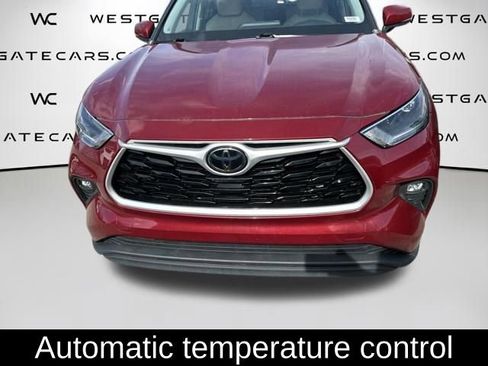 Used 2021 Toyota Highlander XLE FWD image 2