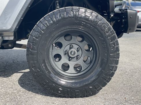 Used 2019 Jeep Wrangler Unlimited Sahara w/ Quick Order Package 24M Moab AWD/4WD image 32