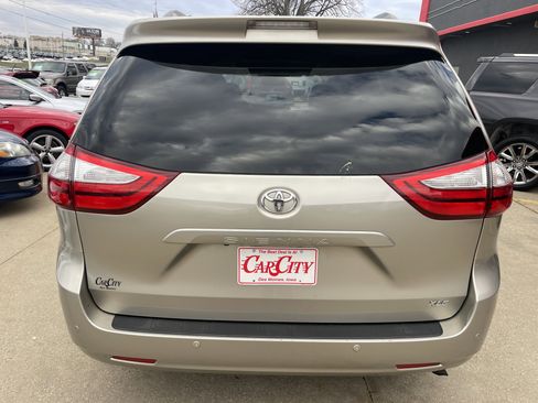 Used 2016 Toyota Sienna Limited image 4