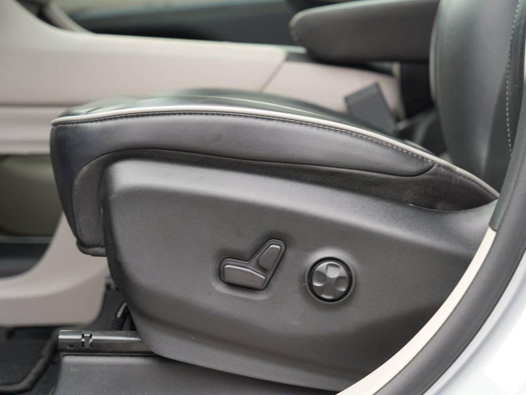 Used 2024 Chrysler Pacifica Limited FWD image 15