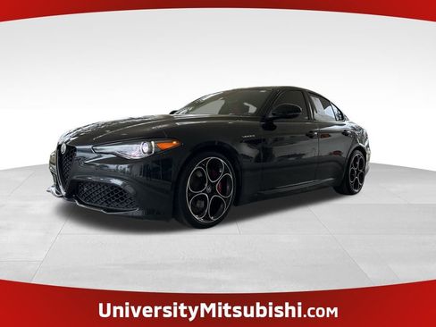 Used 2022 Alfa Romeo Giulia Veloce image 1