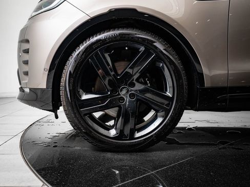 Certified 2024 Land Rover Discovery Metropolitan Edition image 13