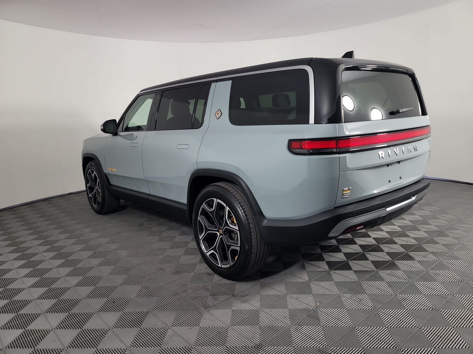 Used 2024 Rivian R1S Adventure Quad AWD/4WD image 3