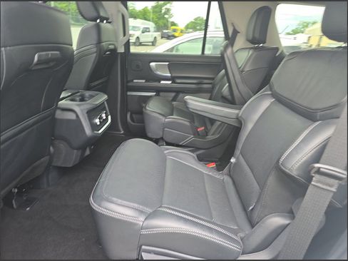 Used 2025 Ford Expedition Platinum w/ Driver's Package AWD/4WD image 6