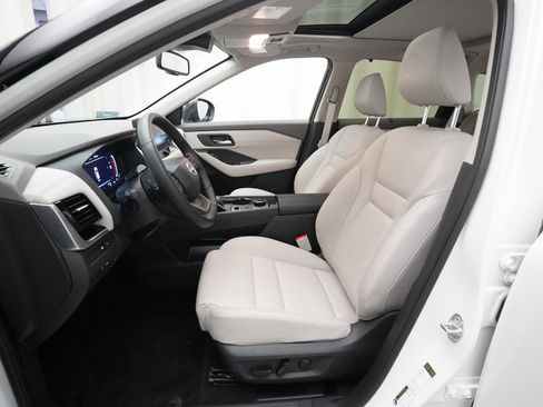 Certified 2025 Nissan Rogue SL w/ Tech Package image 7