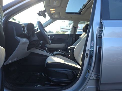 Used 2025 Hyundai Venue SEL image 9