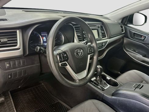 Used 2018 Toyota Highlander LE AWD/4WD image 18
