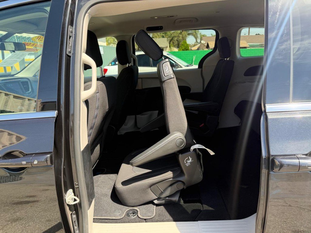 Used 2020 Chrysler Voyager LX FWD image 46