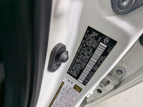 Used 2019 Toyota Prius XLE FWD image 25
