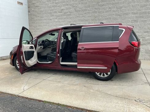 Used 2018 Chrysler Pacifica Touring-L Plus FWD image 16