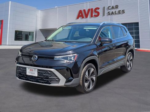 Used 2025 Volkswagen Taos SE AWD/4WD image 1