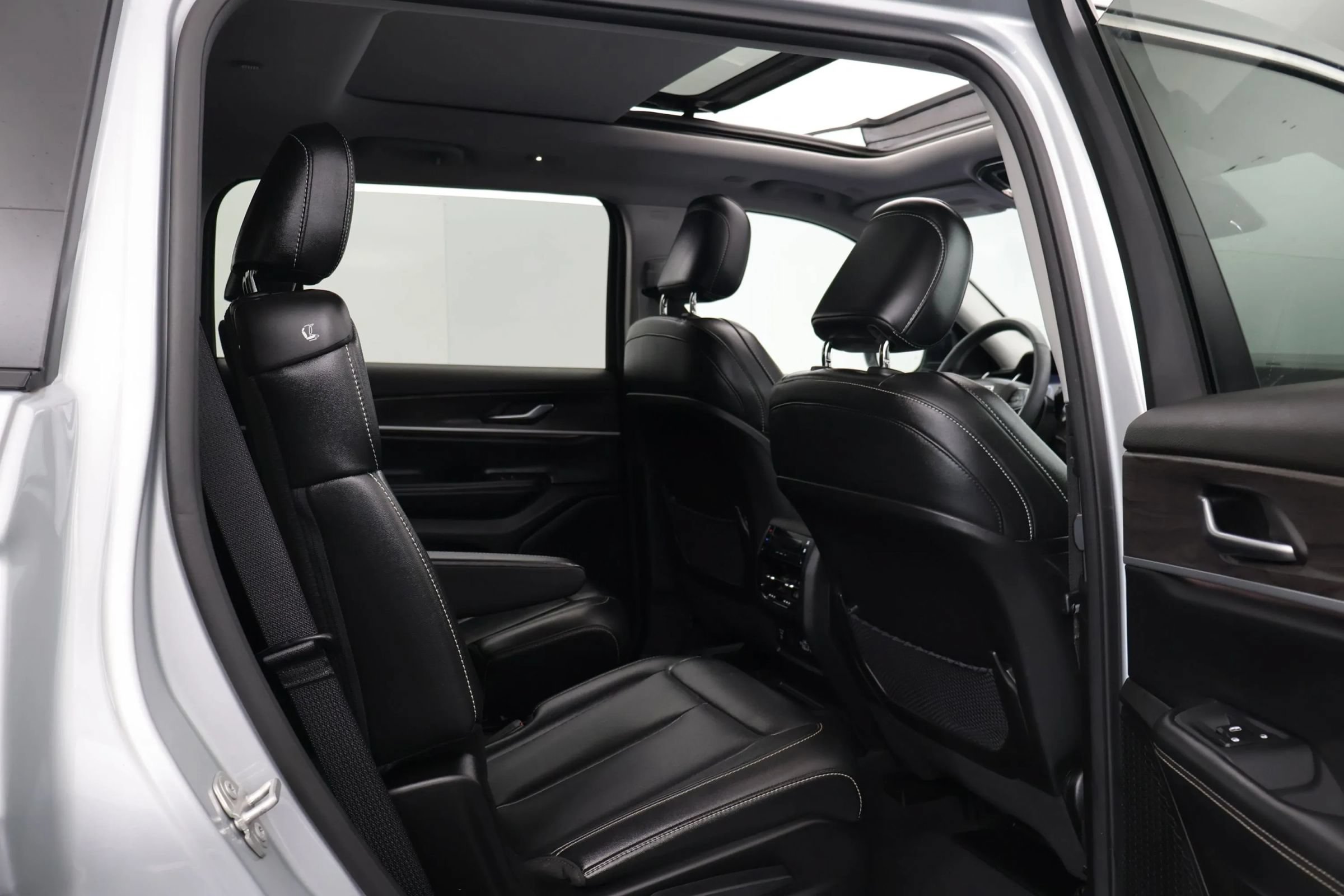 Used 2023 Jeep Grand Cherokee L Limited AWD/4WD image 15