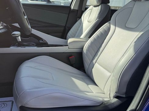 Used 2025 Hyundai Elantra Limited image 10