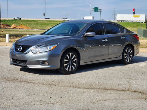 Used 2017 Nissan Altima 2.5 SV image 2