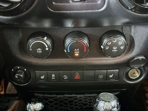 Used 2017 Jeep Wrangler Unlimited Sahara AWD/4WD image 19