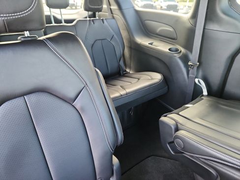 New 2025 Chrysler Pacifica Select image 19