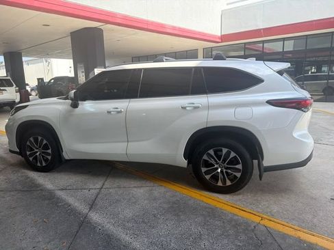 Used 2020 Toyota Highlander XLE AWD/4WD image 4