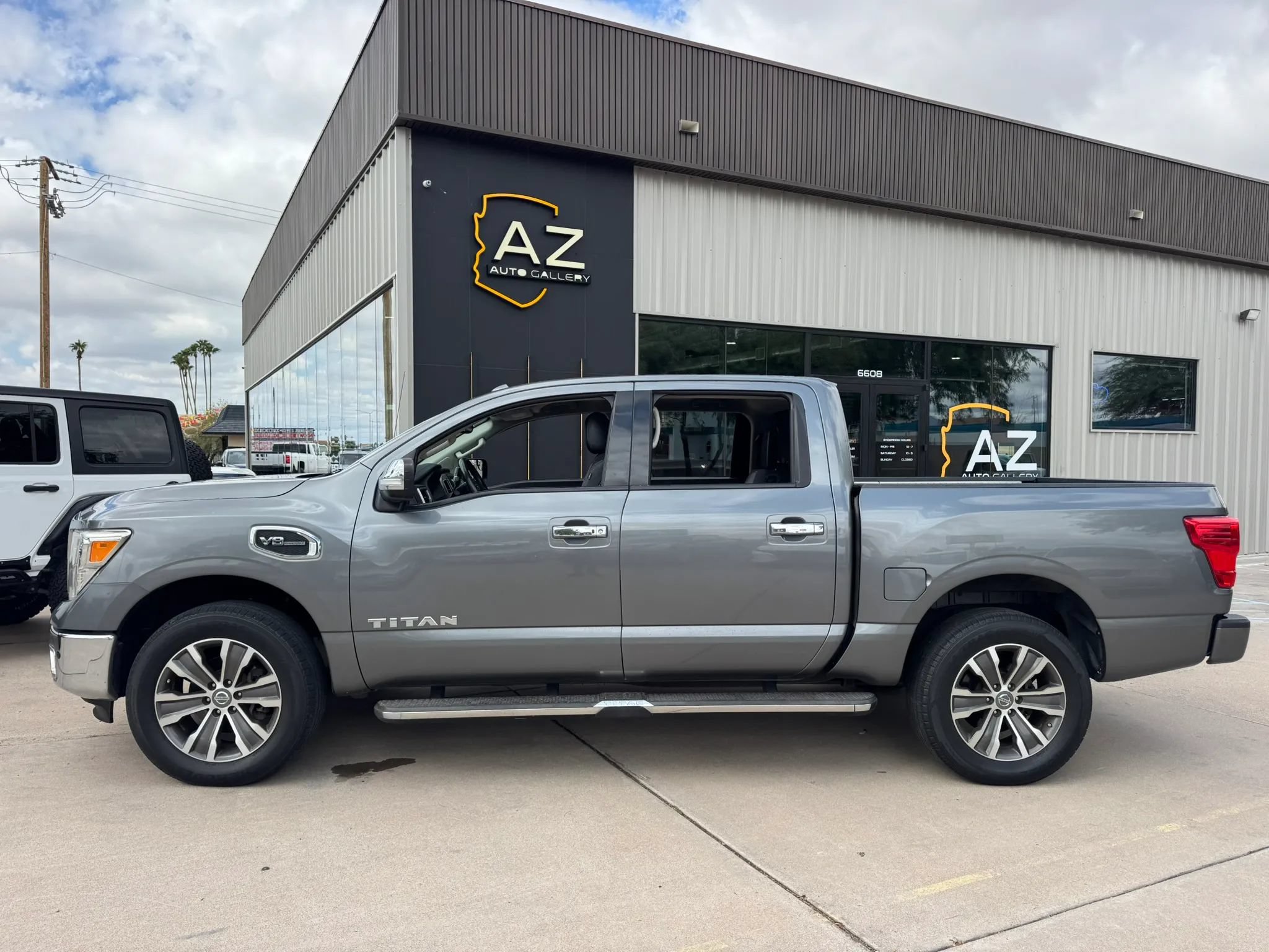 Used 2017 Nissan Titan SL AWD/4WD image 8