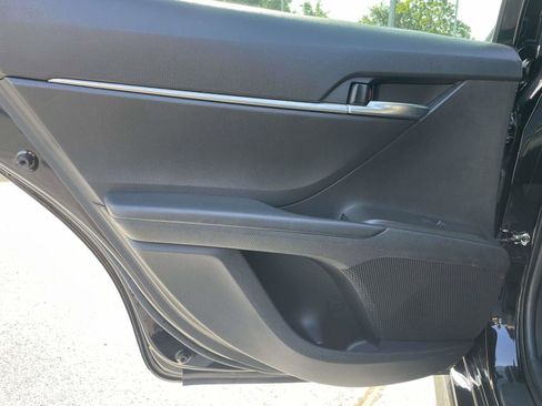 Used 2021 Toyota Camry SE FWD image 11