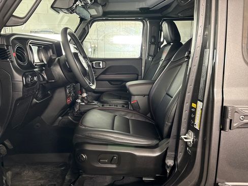 Used 2025 Jeep Gladiator Rubicon w/ Convenience Group AWD/4WD image 12