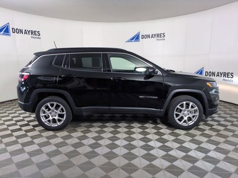Used 2023 Jeep Compass Latitude AWD/4WD image 8