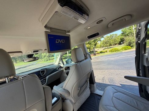 Used 2017 Chrysler Pacifica Touring-L FWD image 9